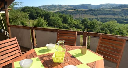 Wooden Chalet in Bessuéjouls – Glamping Lodge with Private Terrace, Garden, and Mountain View