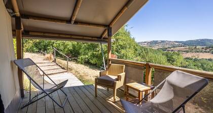 Wooden Chalet in Bessuéjouls – Glamping Lodge with Private Terrace, Garden, and Mountain View