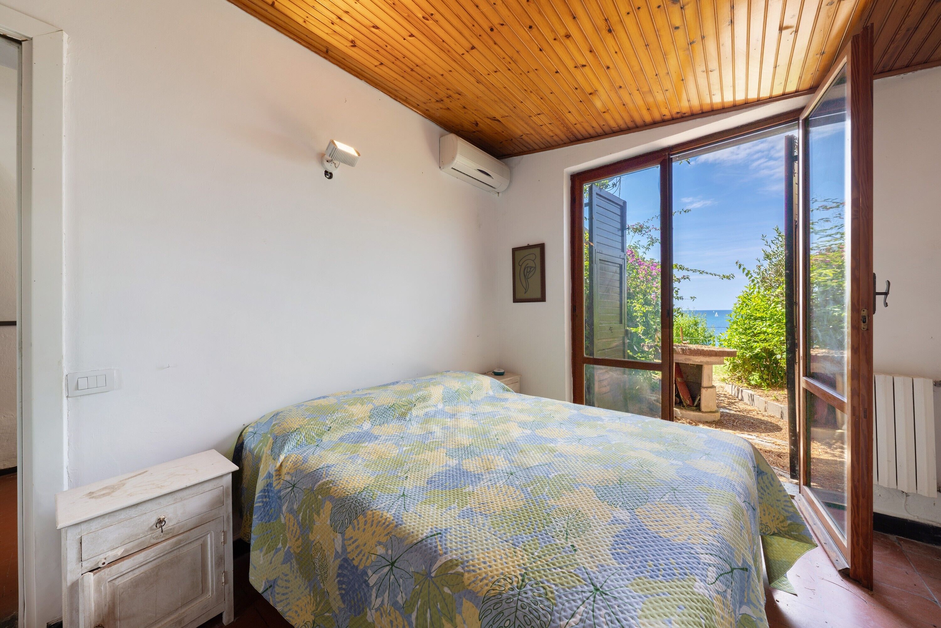 1 bedroom, bed sheets