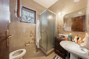 Douche, sèche-cheveux, serviettes fournies