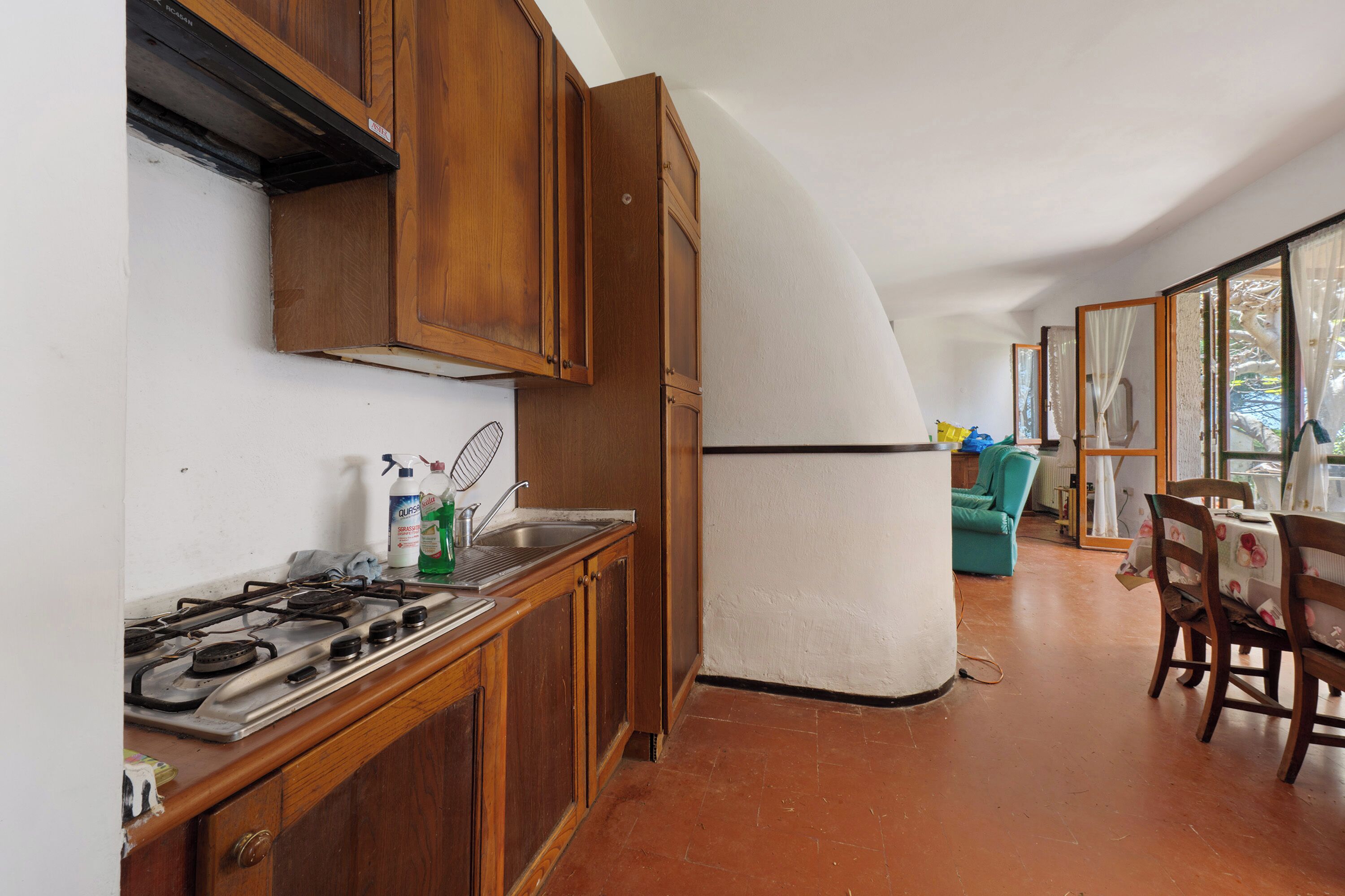 Jääkaappi, uuni, liesi, keittoastiat/astiat/ruokailuvälineet