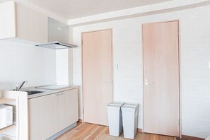 冷蔵庫、電子レンジ、電気ポット、調理器具と食器