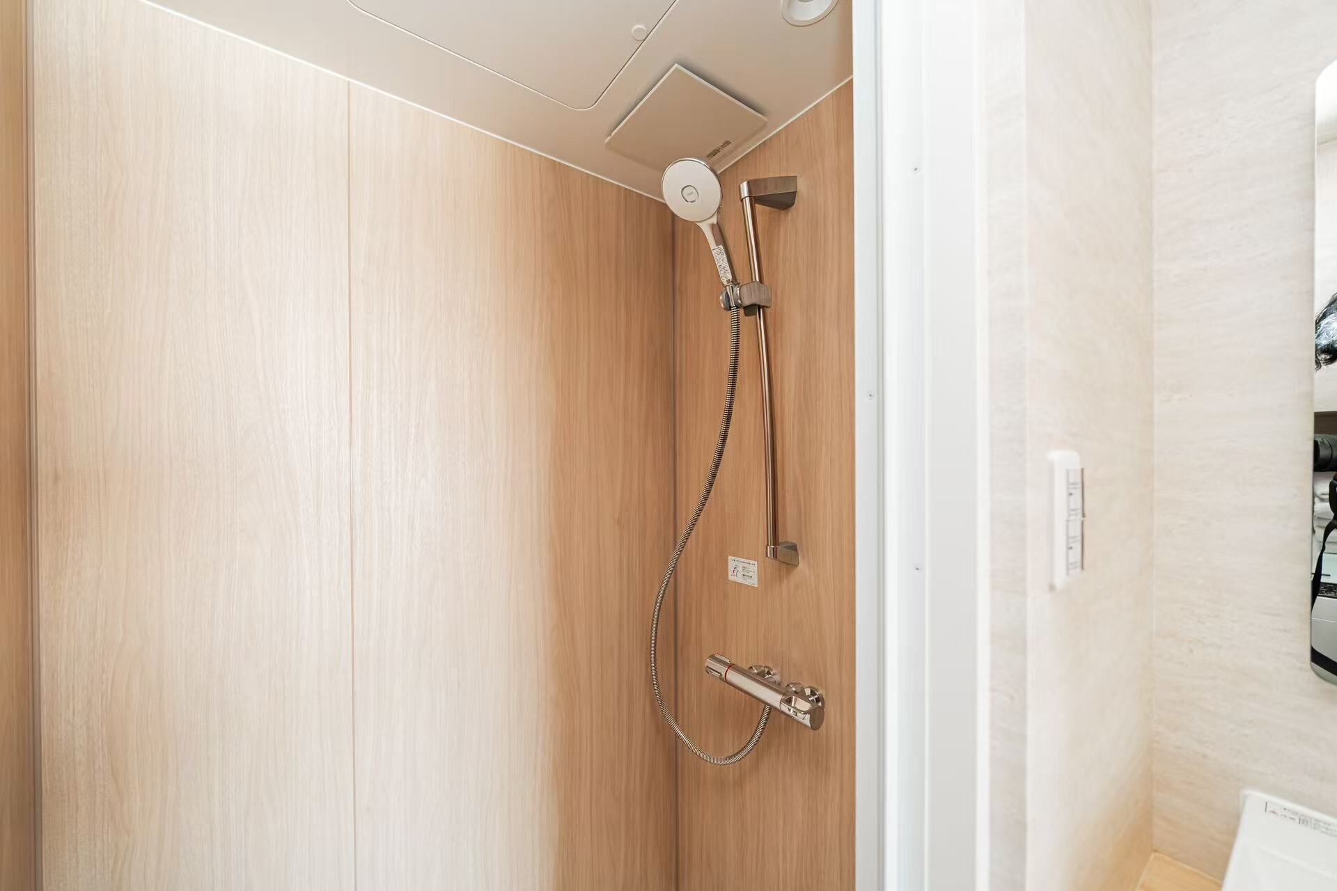 Dusche, kostenlose Toilettenartikel, Haartrockner, Hausschuhe