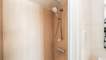 Dusche, kostenlose Toilettenartikel, Haartrockner, Hausschuhe