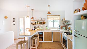 Kylskåp, mikrovågsugn, ugn och spishäll