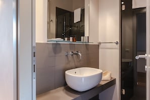Shower, hair dryer, towels - Apartment 'Frantoio 2 Classic' with Shared Pool, Wi-Fi and Air Conditioning (Cortona)
