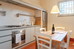 Réfrigérateur, four, plaque de cuisson, lave-vaisselle