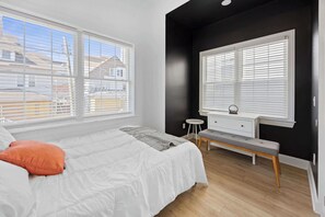 5 bedrooms, desk, iron/ironing board, WiFi