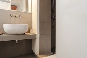 Dusche, Haartrockner, Handtücher