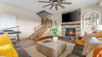 Televisión y chimenea