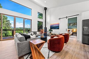 Smart TV, fireplace, video games, offices - Starlit Lux Retreat AVL by 5 Seasons Homestays (Leicester)