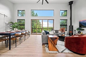 Smart TV, fireplace, video games, offices - Starlit Lux Retreat AVL by 5 Seasons Homestays (Leicester)