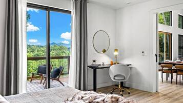 4 slaapkamers, een bureau, een strijkplank/strijkijzer, reisbedje