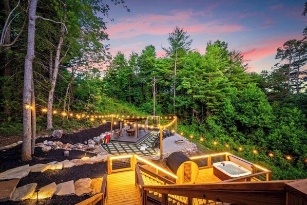 Outdoor spa tub - Starlit Lux Retreat AVL by 5 Seasons Homestays (Leicester)