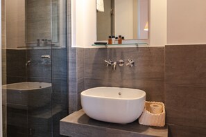 Shower, hair dryer, towels - Holiday Home 'Frantoio 4 Superior' with Shared Pool, Wi-Fi and Air Conditioning (Cortona)