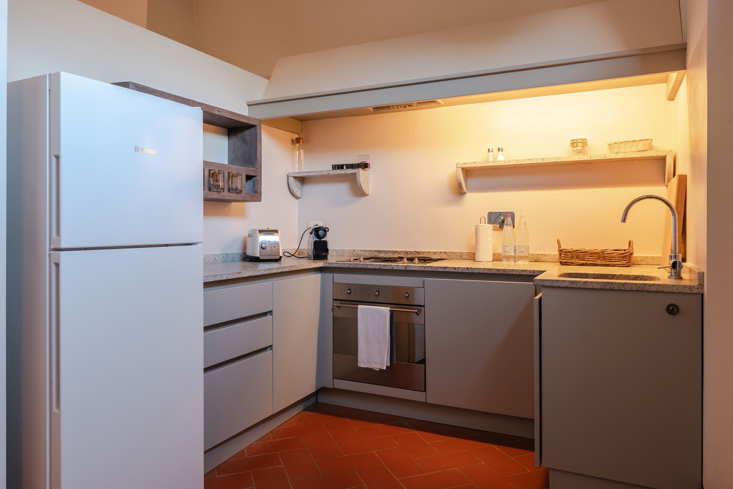 Køleskab, ovn, kogeplade, opvaskemaskine