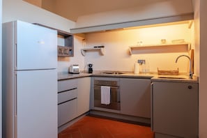 ثلاجة، فرن، موقد طهي مسطح، غسالة أطباق