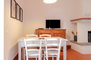 Dining - Holiday Home 'Frantoio 4 Superior' with Shared Pool, Wi-Fi and Air Conditioning (Cortona)