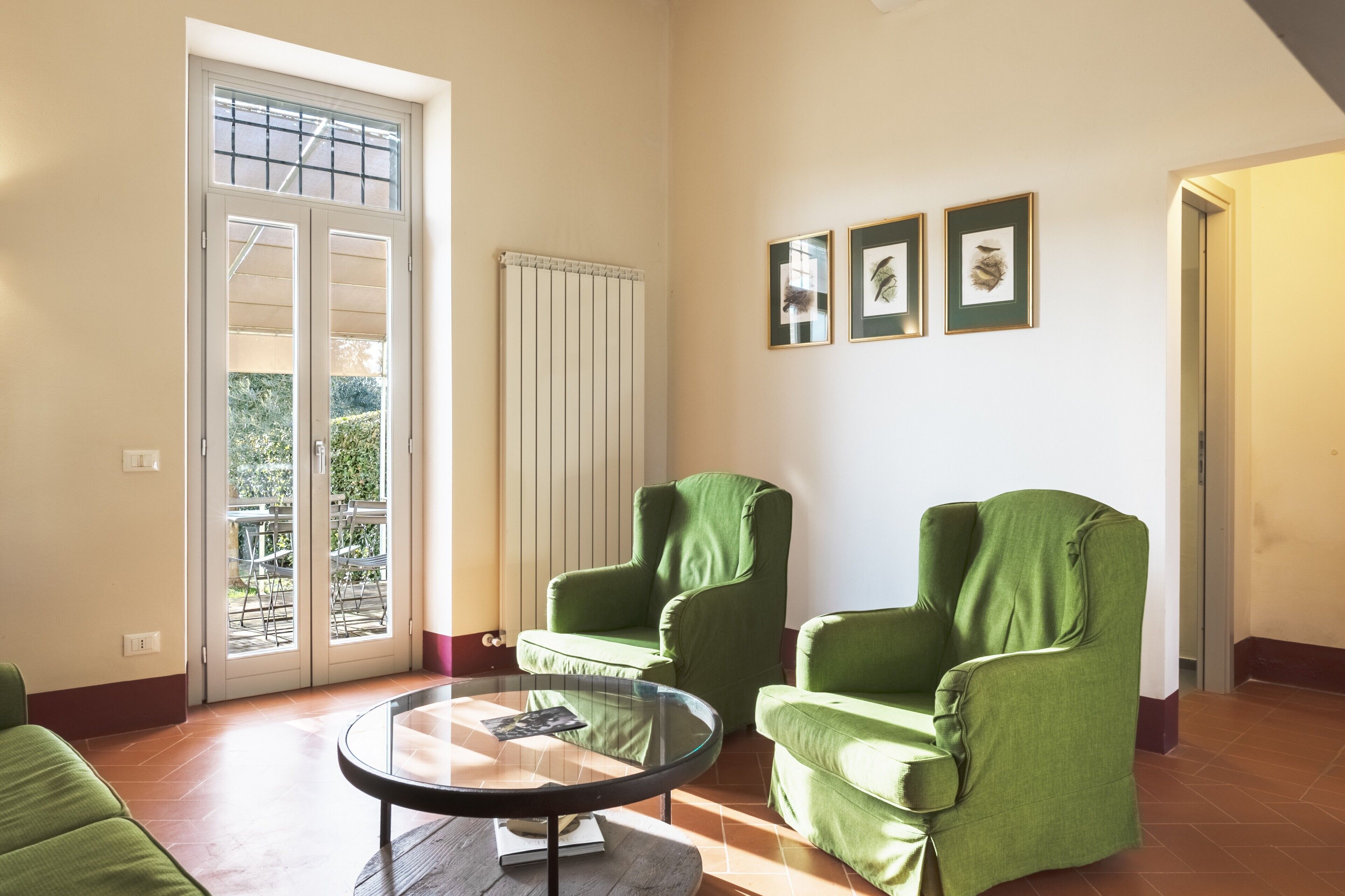 Una televisión, una chimenea