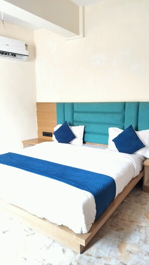 Family Room | Egyptian cotton sheets, premium bedding, desk, laptop workspace - Hotel Konark (Ahmedabad)