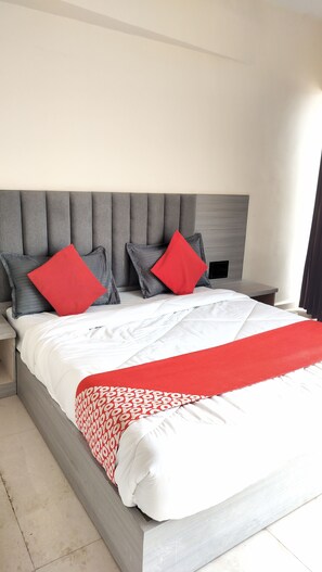 Deluxe Room | Egyptian cotton sheets, premium bedding, desk, laptop workspace - Hotel Konark (Ahmedabad)