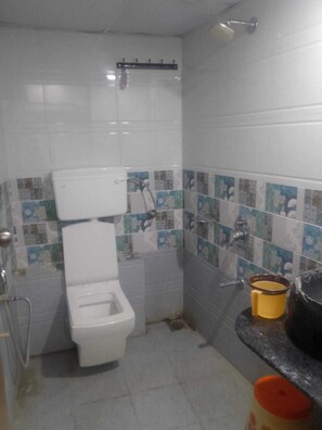 Quarto família | Banheiro | Chuveiro, chuveiro com efeito de chuva, secador de cabelo 