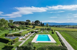 A heated pool - Holiday Home 'Magazzino 1' with Shared Pool, Wi-Fi and Air Conditioning (Cortona)