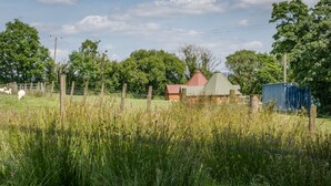 A rural landscape with a fenced field, a wooden barn, and a small house with a red roof. - Dartmoor Eco-Pod (Oak Tree Lane) Gorgeous rustic charm (Okehampton)