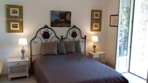 4 bedrooms, iron/ironing board, WiFi, bed sheets - ApartmentsGarda - Cottage Capre (GARDA)