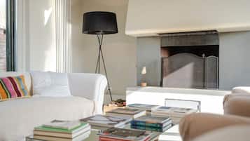 Televisión y chimenea