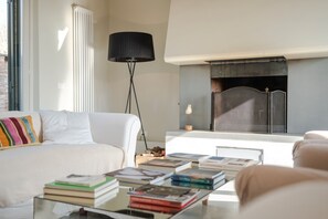 Televisión, chimenea