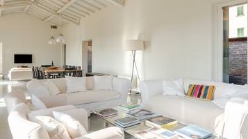 Televisie en een open haard