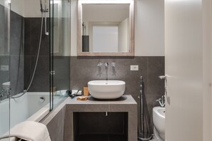 Shower, hair dryer, towels - Villa 'Residenza 2' with Shared Pool, Wi-Fi and Air Conditioning (Cortona)