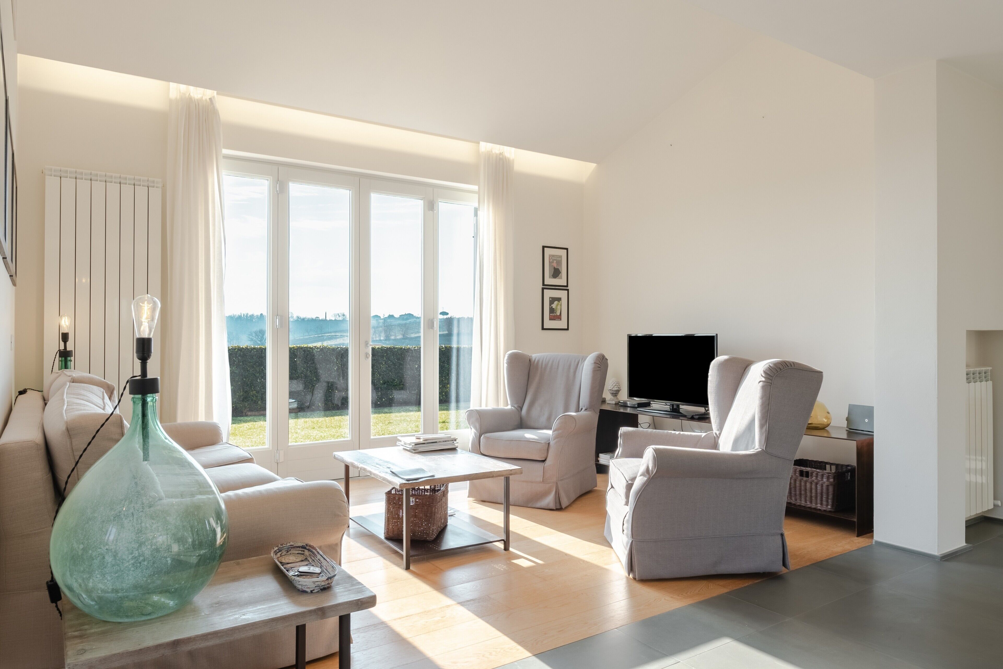 Televisie en een open haard