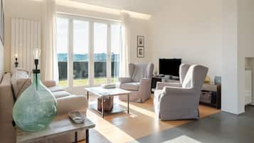 Televisie en een open haard