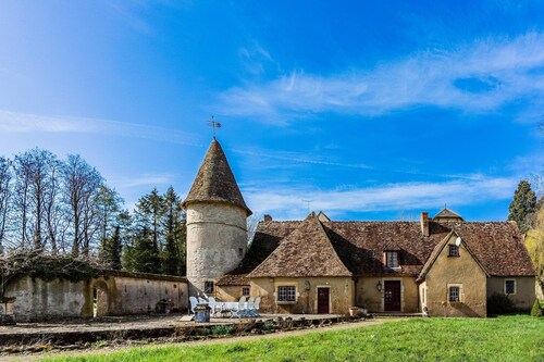 Beautiful Castle in Le Veurdre with Private Pool