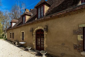Exterior - Beautiful Castle in Le Veurdre with Private Pool (Le Veurdre)