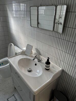 Dusj, hårføner, håndklær og såpe