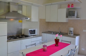 Réfrigérateur, micro-ondes, plaque de cuisson