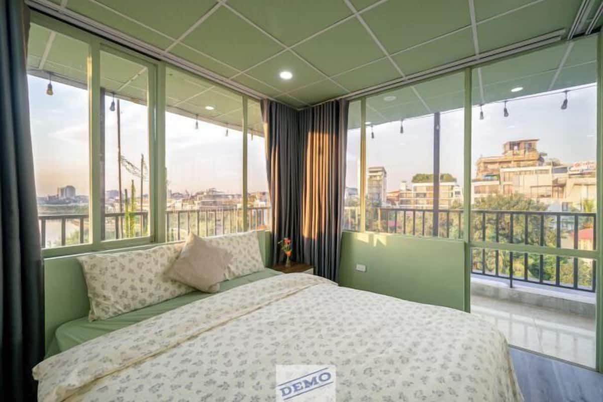 2 bedrooms, desk, laptop workspace, free WiFi