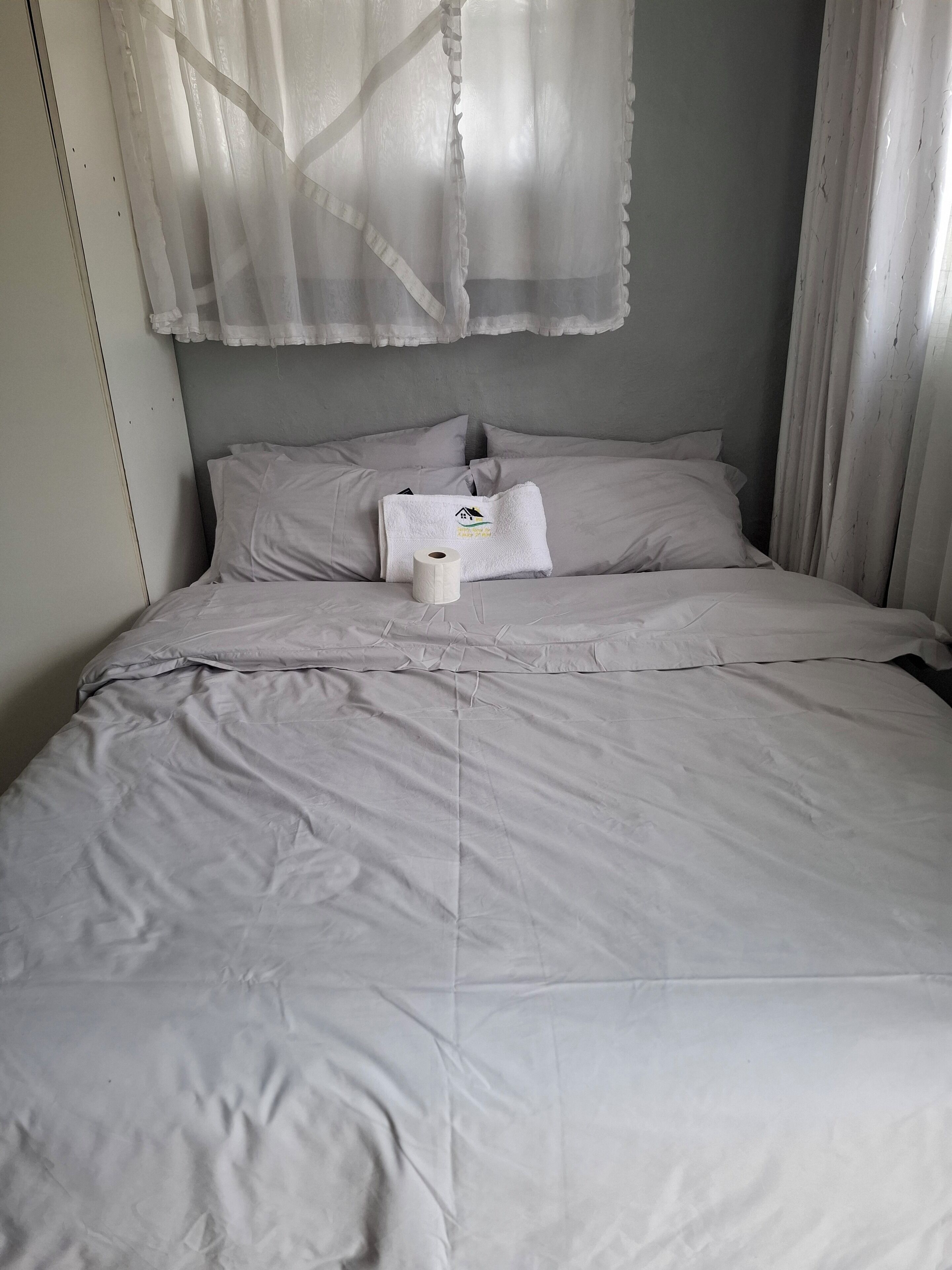 Silitysrauta/-lauta, Wi-Fi, vuodevaatteet