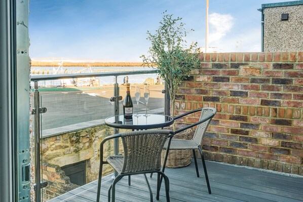 Outdoor dining - Estuary Point - relax from first floor balcony (Amble)