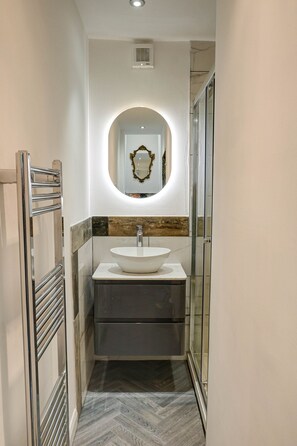 Shower, hair dryer, towels, soap - Estuary Point - relax from first floor balcony (Amble)