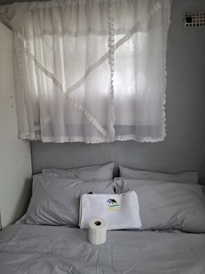 2 makuuhuonetta, silitysrauta/-lauta, ilmainen Wi-Fi, vuodevaatteet