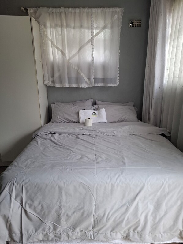 2 bedrooms, iron/ironing board, free WiFi, bed sheets