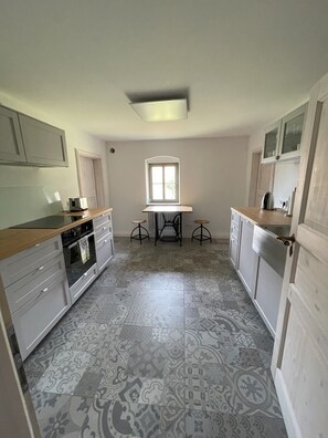 Fridge, oven, stovetop, dishwasher