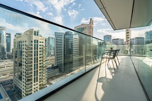 Terrace/patio - Contemporary 2BR w/ Huge Balcony - Close to Metro by Deluxe Holiday Homes (Dubai)