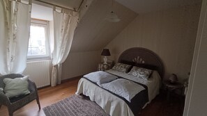 4 عدّة غرف نوم ومكواة/لوح كي وملاءات أسرّة