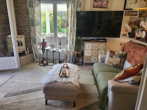 TV, fireplace