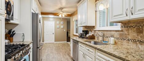 Køleskab, mikrobølgeovn, ovn, kogeplade